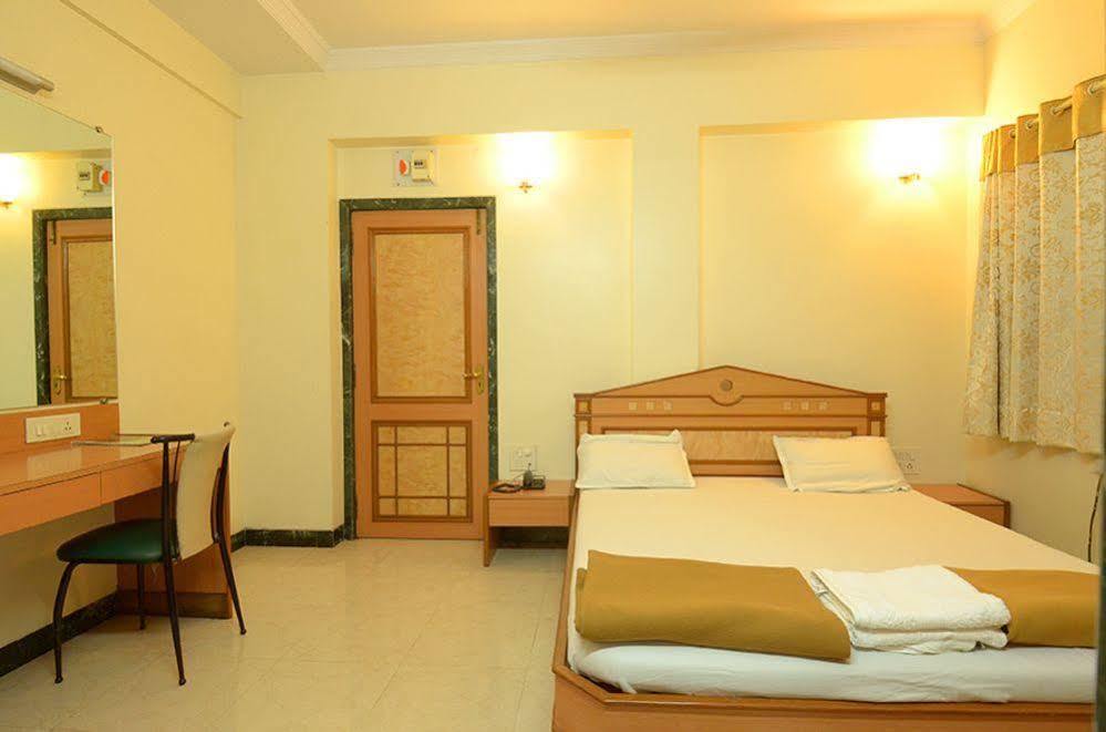 Hotel Pooja International Nashik Exterior foto